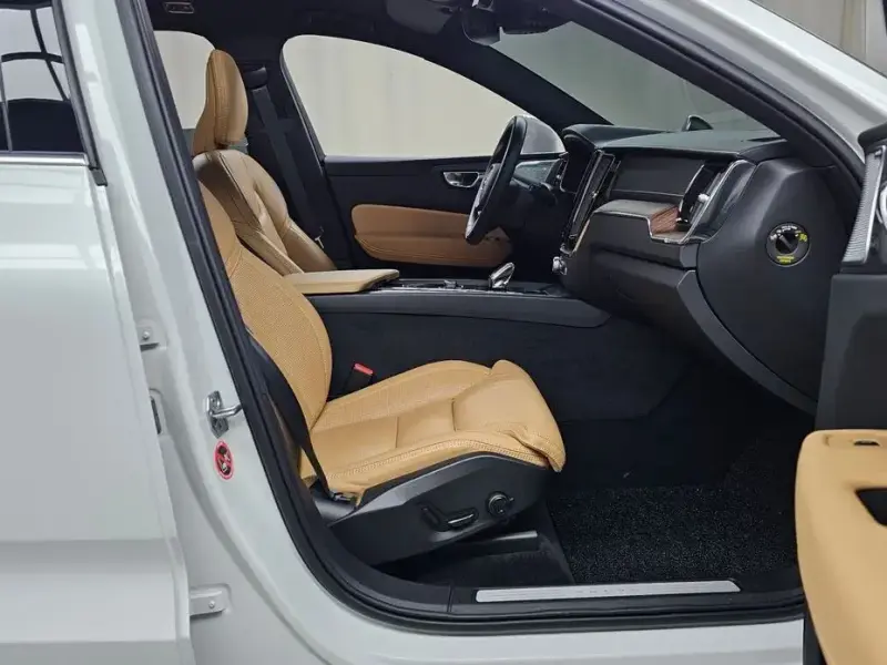 2021 Volvo XC60 с пробегом 20 348 км