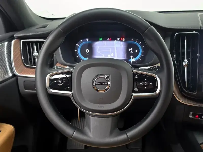 2023 Volvo XC60 с пробегом 21 811 км