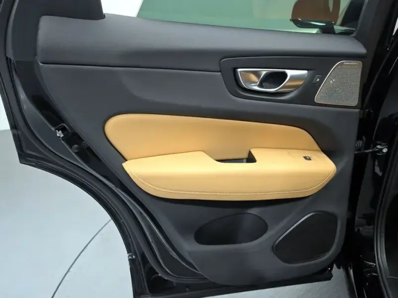 2023 Volvo XC60 с пробегом 21 811 км