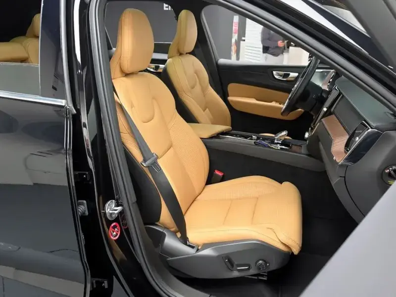 2023 Volvo XC60 с пробегом 21 811 км