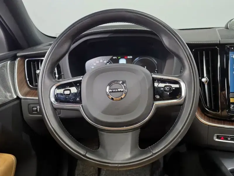 2020 Volvo XC60 с пробегом 31 884 км