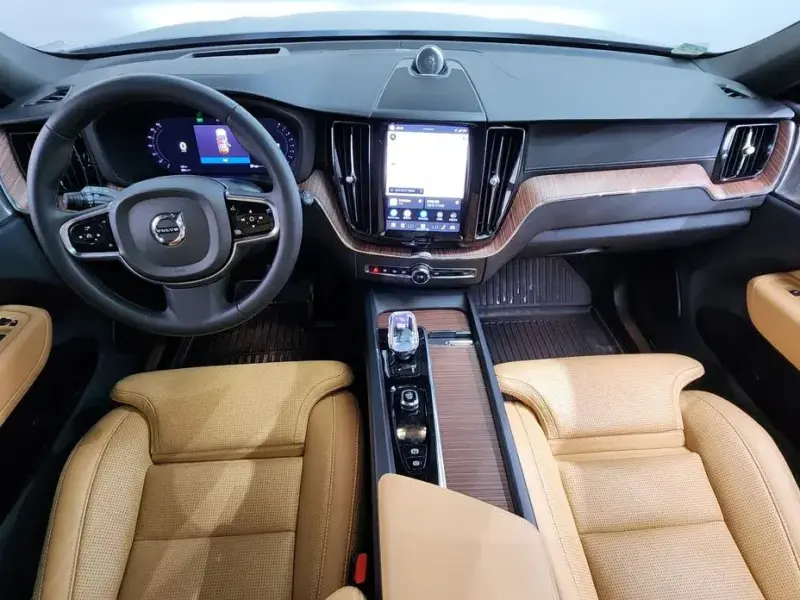 2023 Volvo XC60 с пробегом 37 144 км