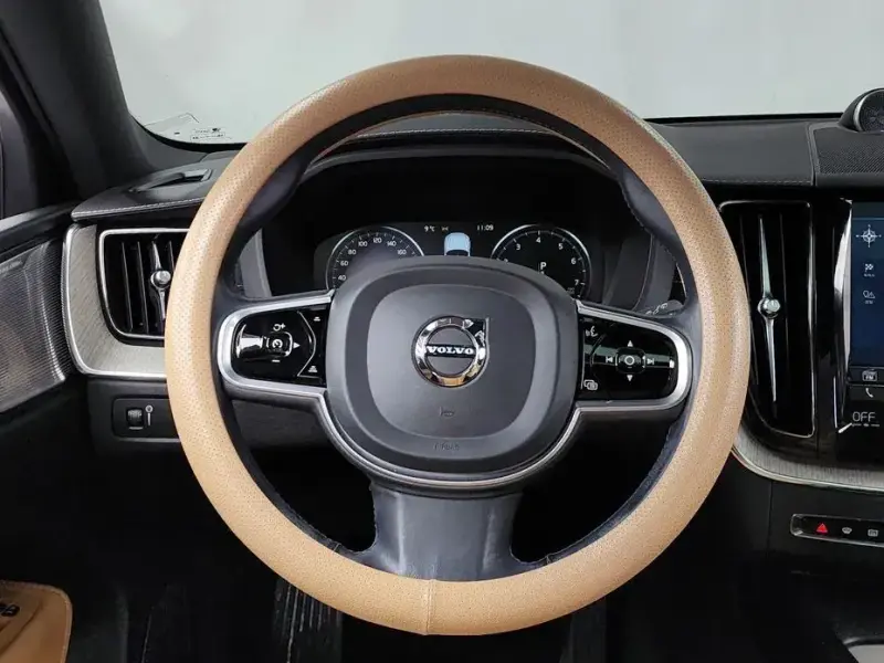 2020 Volvo XC60 с пробегом 64 619 км