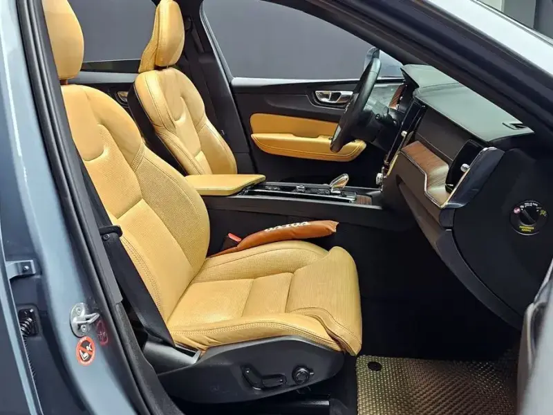 2022 Volvo XC60 с пробегом 39 057 км