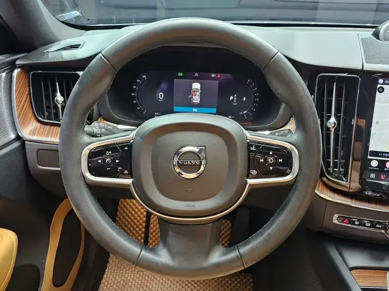 2022 Volvo XC60 с пробегом 39 057 км