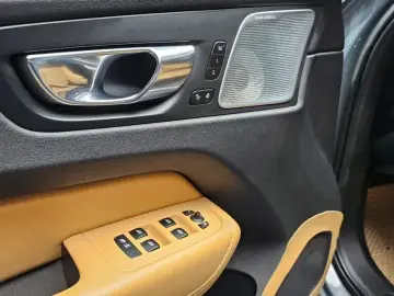 2022 Volvo XC60 с пробегом 39 057 км