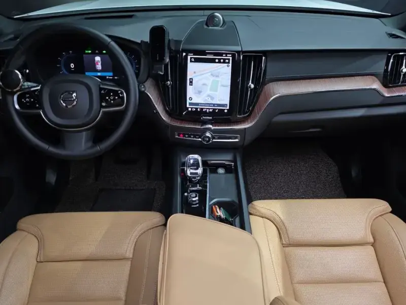 2023 Volvo XC60 с пробегом 22 169 км