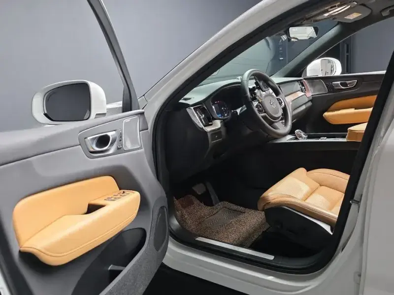 2023 Volvo XC60 с пробегом 22 169 км