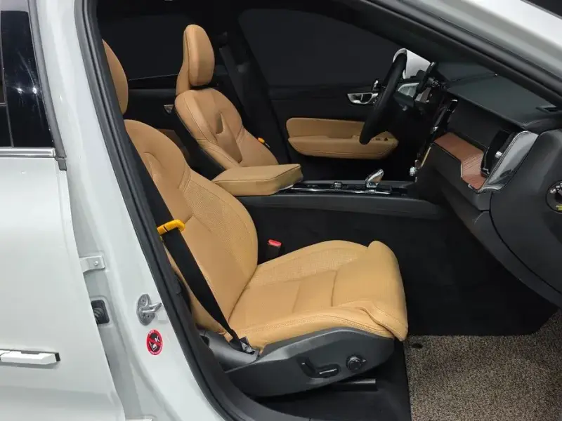 2023 Volvo XC60 с пробегом 22 169 км