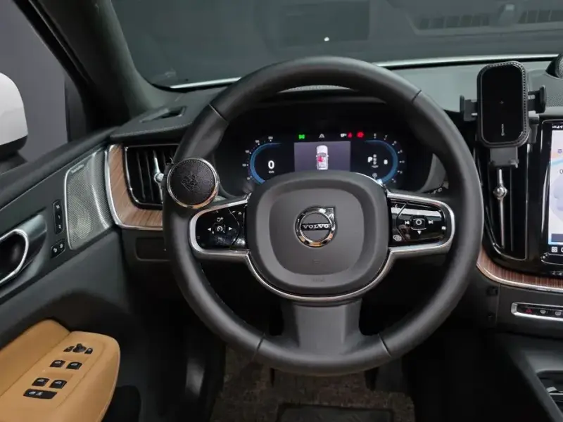 2023 Volvo XC60 с пробегом 22 169 км