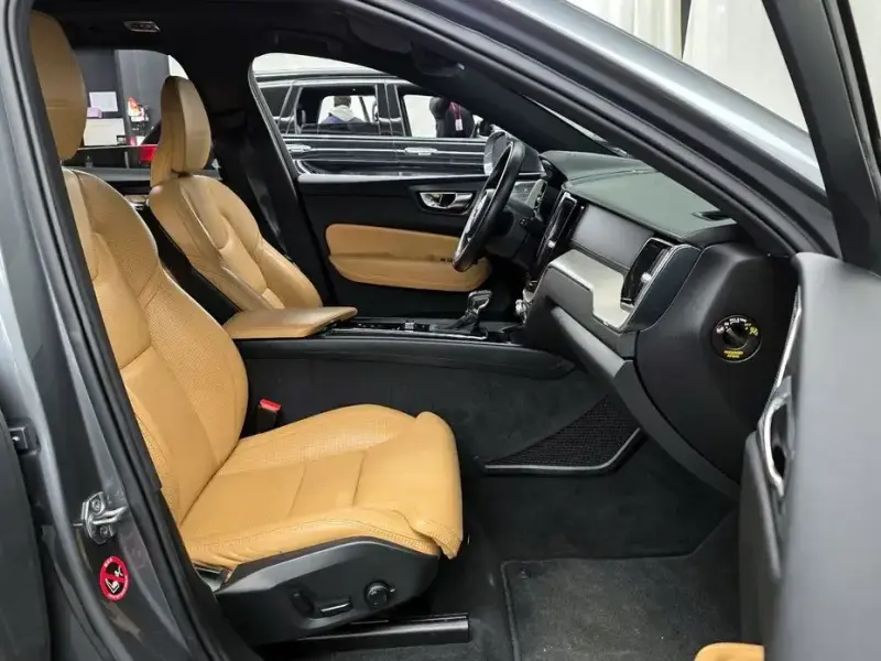 2020 Volvo XC60 с пробегом 106 414 км