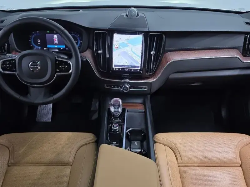 2023 Volvo XC60 с пробегом 41 838 км