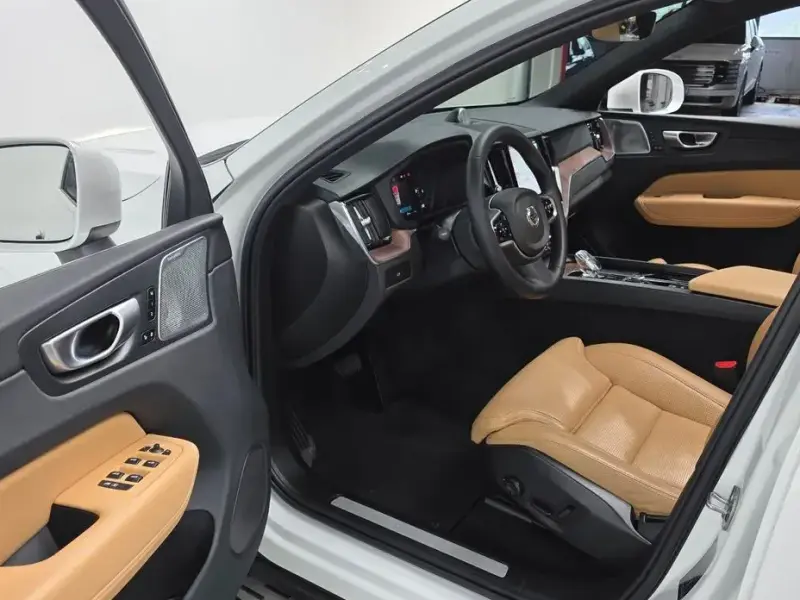 2023 Volvo XC60 с пробегом 41 838 км