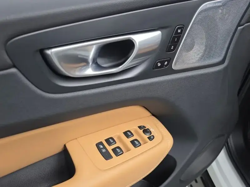 2023 Volvo XC60 с пробегом 41 838 км