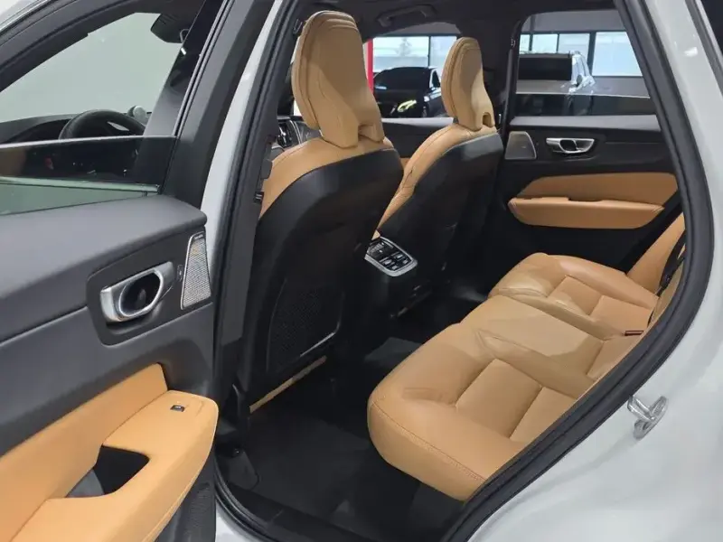 2023 Volvo XC60 с пробегом 41 838 км