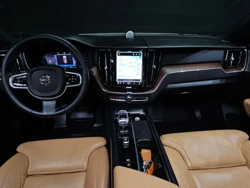 2023 Volvo XC60 с пробегом 35 194 км