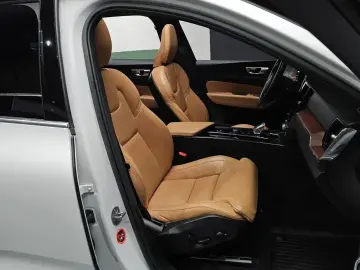 2023 Volvo XC60 с пробегом 35 194 км