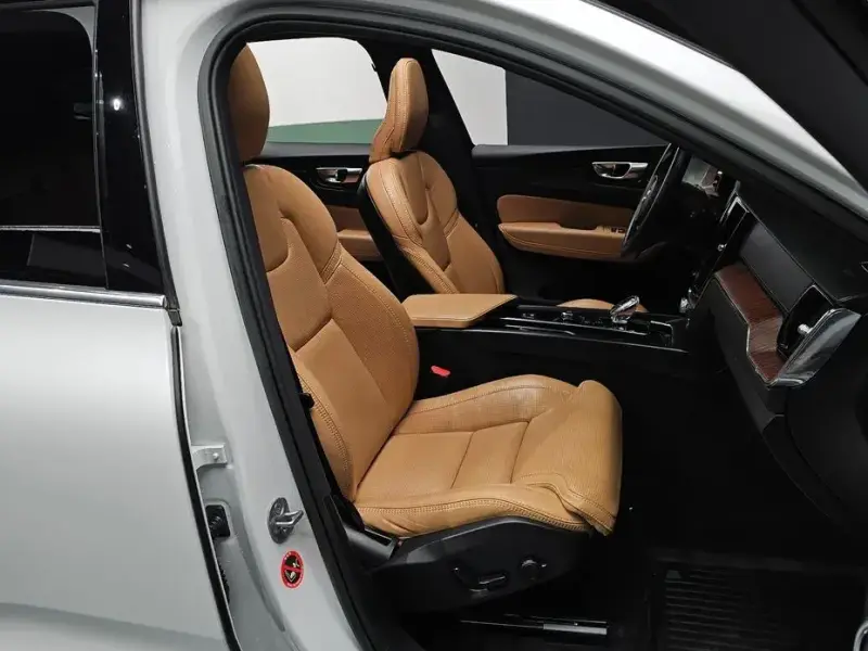 2023 Volvo XC60 с пробегом 35 194 км