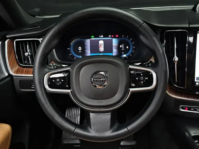 2023 Volvo XC60 с пробегом 35 194 км
