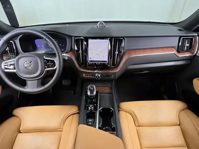 2023 Volvo XC60 с пробегом 17 517 км