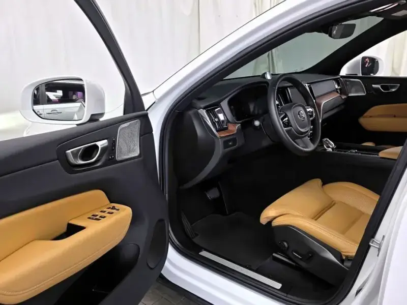 2023 Volvo XC60 с пробегом 17 517 км