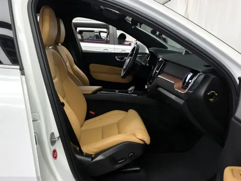 2023 Volvo XC60 с пробегом 17 517 км