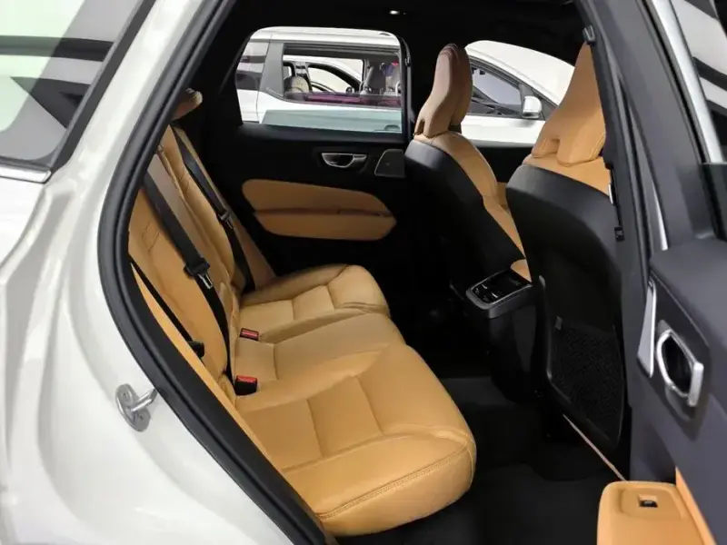 2023 Volvo XC60 с пробегом 17 517 км