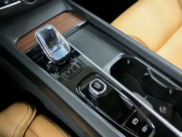 2023 Volvo XC60 с пробегом 17 517 км