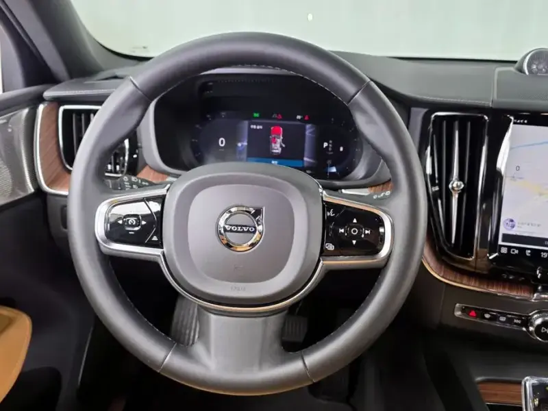 2023 Volvo XC60 с пробегом 17 517 км