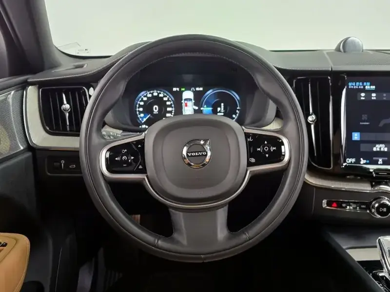 2020 Volvo XC60 с пробегом 39 883 км