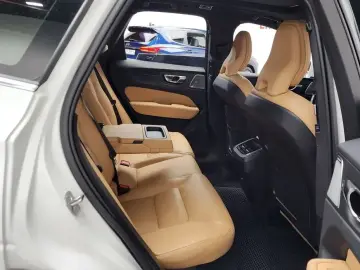 2021 Volvo XC60 с пробегом 86 899 км