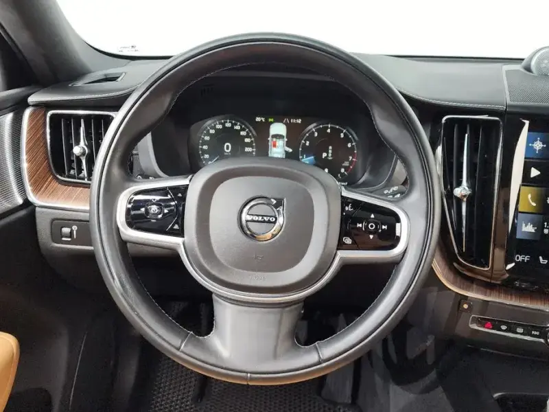 2021 Volvo XC60 с пробегом 86 899 км