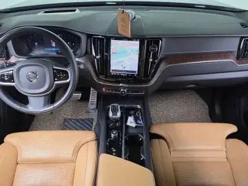 2022 Volvo XC60 с пробегом 41 178 км
