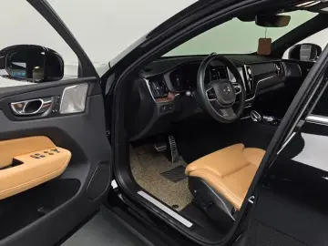 2022 Volvo XC60 с пробегом 41 178 км