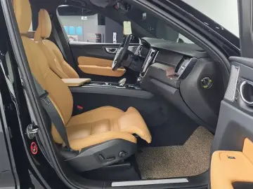 2022 Volvo XC60 с пробегом 41 178 км