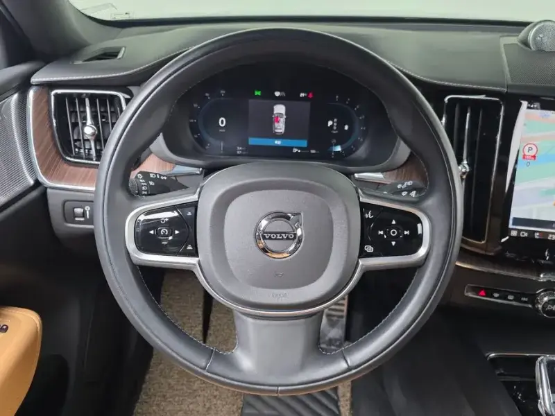 2022 Volvo XC60 с пробегом 41 178 км