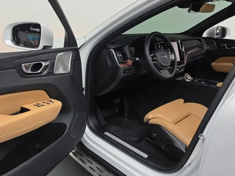 2022 Volvo XC60 с пробегом 22 304 км