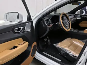 2022 Volvo XC60 с пробегом 46 071 км