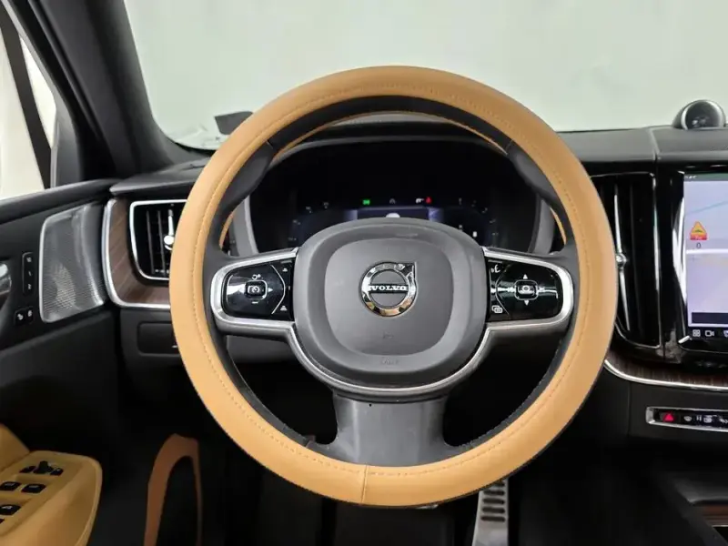 2022 Volvo XC60 с пробегом 46 071 км