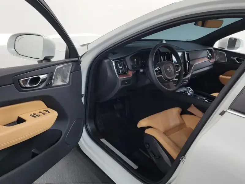 2024 Volvo XC60 с пробегом 14 497 км