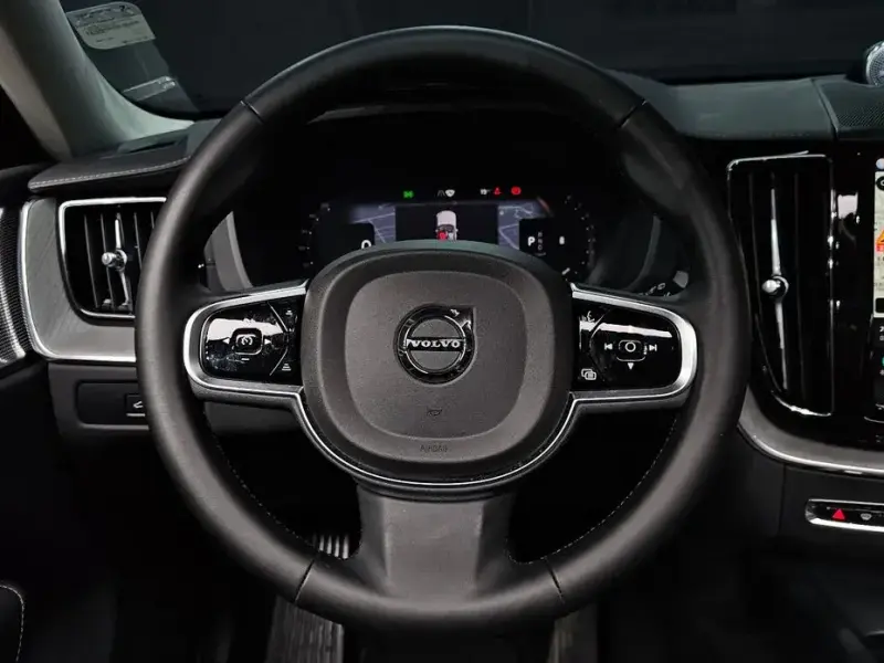 2024 Volvo XC60 с пробегом 43 709 км