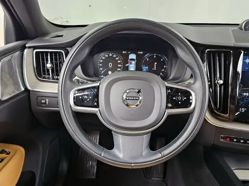 2019 Volvo XC60 с пробегом 72 380 км