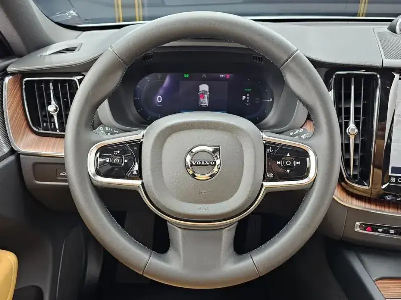2024 Volvo XC60 с пробегом 13 390 км