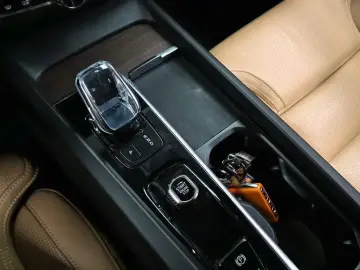 2022 Volvo XC60 с пробегом 74 312 км