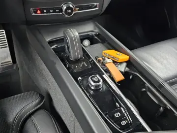 2022 Volvo XC60 с пробегом 70 728 км