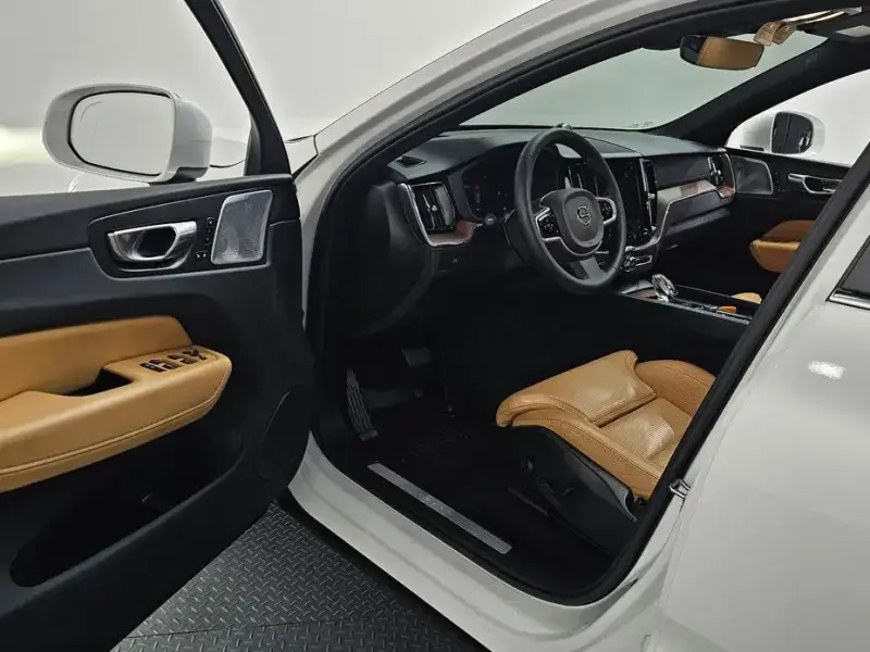 2023 Volvo XC60 с пробегом 24 111 км