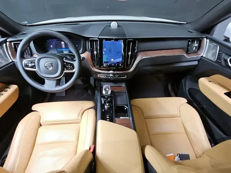2023 Volvo XC60 с пробегом 19 894 км