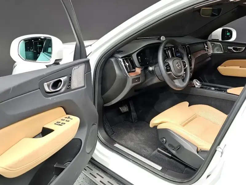 2023 Volvo XC60 с пробегом 19 894 км