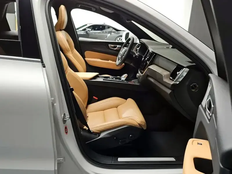 2023 Volvo XC60 с пробегом 19 894 км