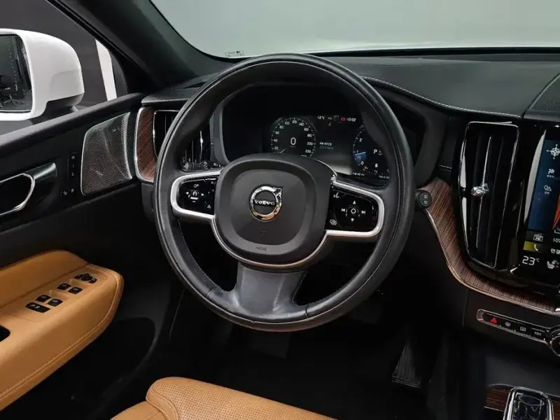 2021 Volvo XC60 с пробегом 84 825 км